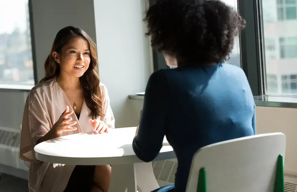 Cómo prepararse para una entrevista en un bufete de abogados lateral