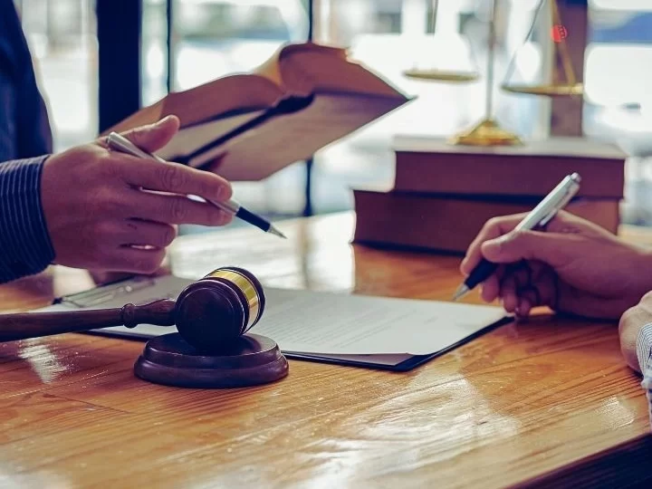 Las 5 mejores preguntas para hacerle a un bufete de abogados en una entrevista |